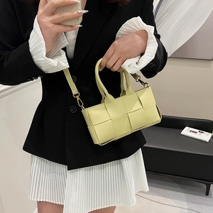Elegante mini borsa a mano in pelle intrecciata giallo chiaro con tracolla moderna