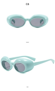 Nahaufnahme der minzblauen ovalen Sonnenbrille mit dicken Rahmen und grauen Gläsern