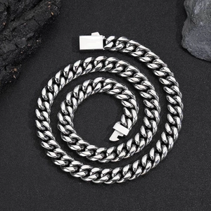 Collier chaîne cubaine argentée polie pour hommes avec fermoir rectangulaire