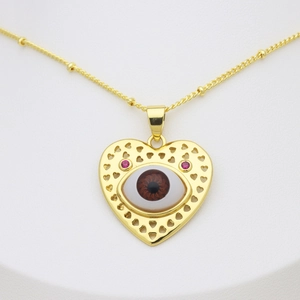 Collana a cuore traforato con malocchio in oro, occhio marrone e accenti di cristalli rossi