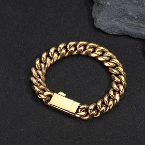 Bracelet gourmette en acier inoxydable doré avec fermoir à ressort sur fond de pierre