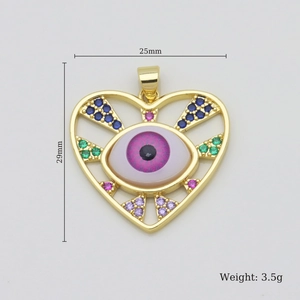 Dettaglio del ciondolo a cuore 25x29mm con zirconi colorati e occhio del male viola
