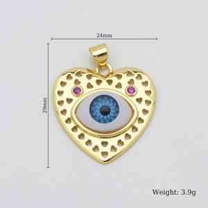 Dettaglio del ciondolo a cuore malocchio di 24mm x 29mm con dimensioni e peso esatti
