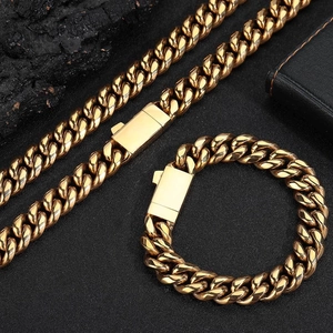 Détail de la chaîne cubaine dorée et bracelet avec fermoir boîte sur fond noir élégant