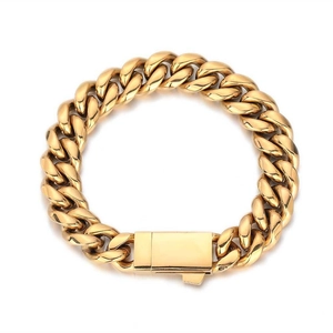 Bracelet chaîne gourmette dorée polie pour hommes avec fermoir à cliquet sécurisé sur blanc