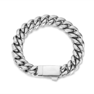 Détail d'un bracelet gourmette argenté en acier inoxydable avec fermoir boîte carré