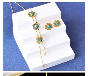 Detail eines Vintage-Blumenschmucksets mit Türkisperlen und Doppelquastenanhängern