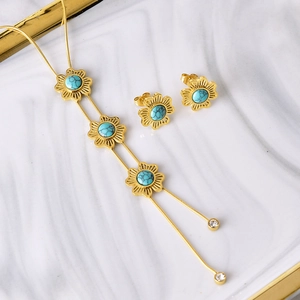 Vintage Blumen-Schmuckset mit Türkis-Perlen und Zirkonia-Quasten auf Marmorgrund