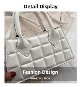 Gros plan d'un sac à main blanc en cuir PU avec motif matelassé et texture douce