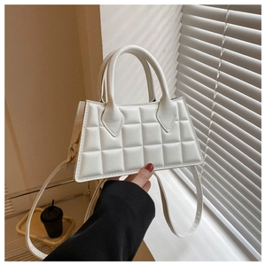 Détail du sac à main blanc rembourré en similicuir avec poignée et fine bandoulière réglable