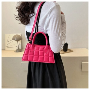 Sac bandoulière rose fuchsia matelassé avec motif damier et détails dorés