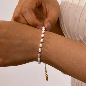 Elegantes goldenes Edelstahl-Armband mit Reisperlen für Damen und verstellbarer Kette