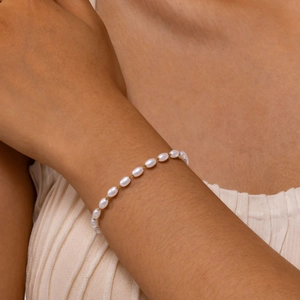 Elegantes goldenes Gliederkettenarmband mit ovalen Kunstperlen für einen minimalistischen Stil