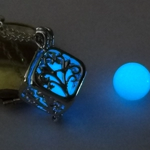 Collana con pendente quadrato traforato luminoso con perla blu brillante in lega argento