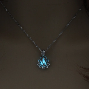 Collier avec pendentif fleur de lotus ajouré lumineux avec effet brillant bleu nuit