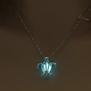 Leuchtende Schildkröten-Halskette mit blauem Glüheffekt und hohlem Muscheldesign