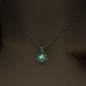 Collier pendentif fleur de lotus lumineux avec lueur verte et chaîne argentée
