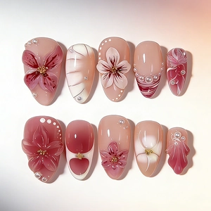 Almond press-on nagels met 3D-bloemen, parels en roze-paarse gradiënt afwerking