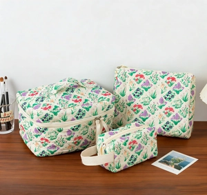 Set da bagno floreale in tre pezzi con borsa grande con manico e piccola pochette a mano