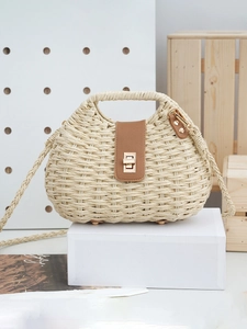 Minimalistische Stroh-Umhängetasche mit Lederbesatz und goldenem Drehverschluss in Beige