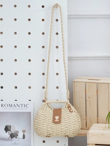 Japanische gewebte beige Muschel-Umhängetasche mit braunem Lederriemen und Goldschnalle