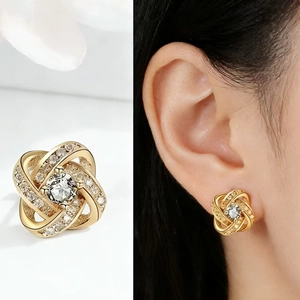 Elegantes pendientes de trébol dorados con incrustaciones de circón y diseño giratorio