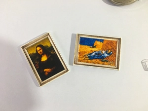 Macro detail of 3D resin fridge magnets featuring Mona Lisa and Van Gogh classic paintings