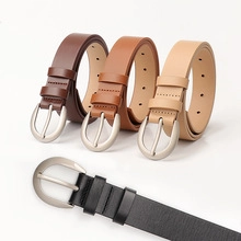 Dettaglio di quattro cinture in pelle PU nera, marrone, cammello e beige con fibbie a ferro