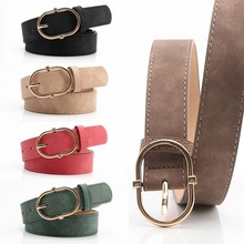 Dettagli di cinture in pelle scamosciata colorata con fibbie dorate e cuciture decorative