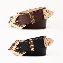 Dettagli di cinture in pelle nera e marrone con fibbie dorate con effetto martellato