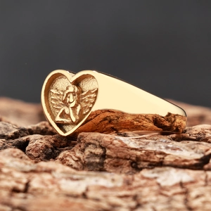 Bague vintage plaquée or avec relief d'ange sur un support en écorce de bois naturel
