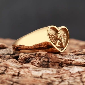 Bague chevalière cœur dorée vintage avec relief d'ange détaillé sur texture en bois