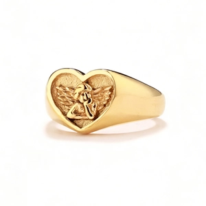 Bague cœur plaquée or avec relief d'ange cupidon détaillé et finition polie miroir