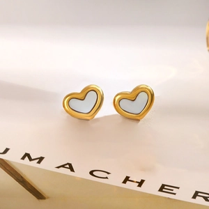 Eleganti orecchini a lobo a cuore in acciaio inossidabile placcato oro 18K con inserto in perla