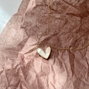 Collier élégant en titane doré avec pendentif cœur en nacre blanche pour femme