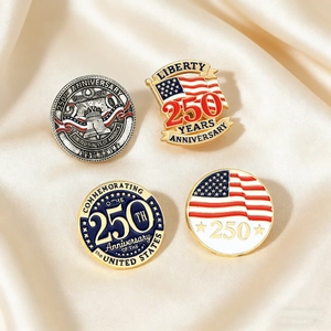 Vista detallada de cuatro insignias conmemorativas del 250 aniversario de EE. UU. en seda