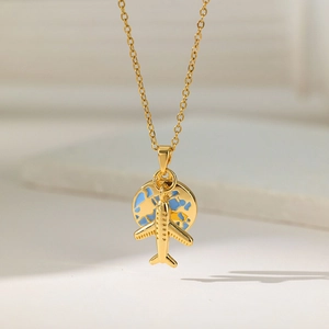 Collier doré avec pendentif carte du monde bleue et petit avion en relief 3D élégant