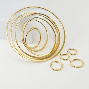 Detalle de los pendientes de aro en acero bañado en oro de 18K en ocho tamaños diversos