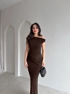 Detail of the elegant dark brown one-shoulder dress with ruched side and waist slit