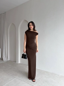 Detail of dark brown off-shoulder dress featuring elegant ruched waist and side slit
