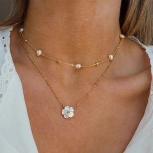 Collana a doppio strato in acciaio inossidabile placcato oro 18k con perle e fiore di conchiglia