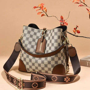 Large capacity bucket bag with clover print and checkerboard pattern in beige and brown