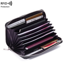 Detailansicht der Ledergeldbörse mit RFID-Schutz und vielen Akkordeon-Kartenfächern
