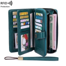 Detail der RFID-Ledergeldbörse mit vielen Kartenfächern und praktischer Handschlaufe