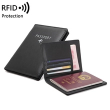 Details zur RFID-Leder-Reisepasshülle mit Kartenfächern und silberner Gravur