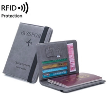 Innenansicht der grauen Leder-RFID-Reisetasche mit Passfach und Kartenfächern für Herren