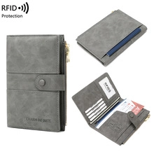 Detailansicht der grauen RFID-Ledergeldbörse mit Kartenfächern und Innenfächern im Fokus