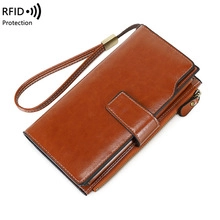 Detalle del logotipo de protección RFID en cartera de cuero marrón con cremallera metal