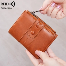Details der braunen RFID-Ledergeldbörse mit Reißverschluss und Druckknopfverschluss