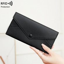 Detailansicht einer RFID-Geldbörse aus schwarzem Leder mit feiner Kieselmaserung